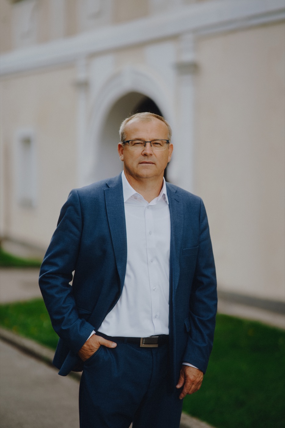Jaroslav Mareček v modrom saku pred historickou budovou v Sobotišti